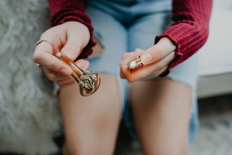 How To Clean Your Weed Pipe in 4 Steps